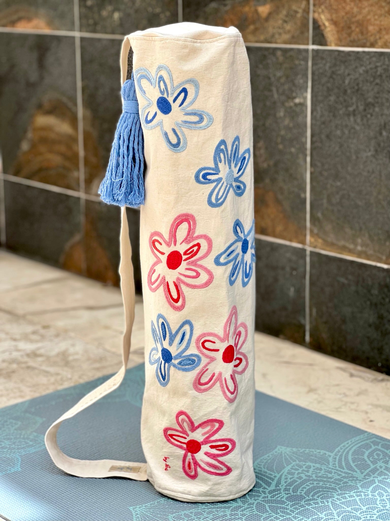 Bolsa para tapete de yoga - Flores azul y rosa bordadas