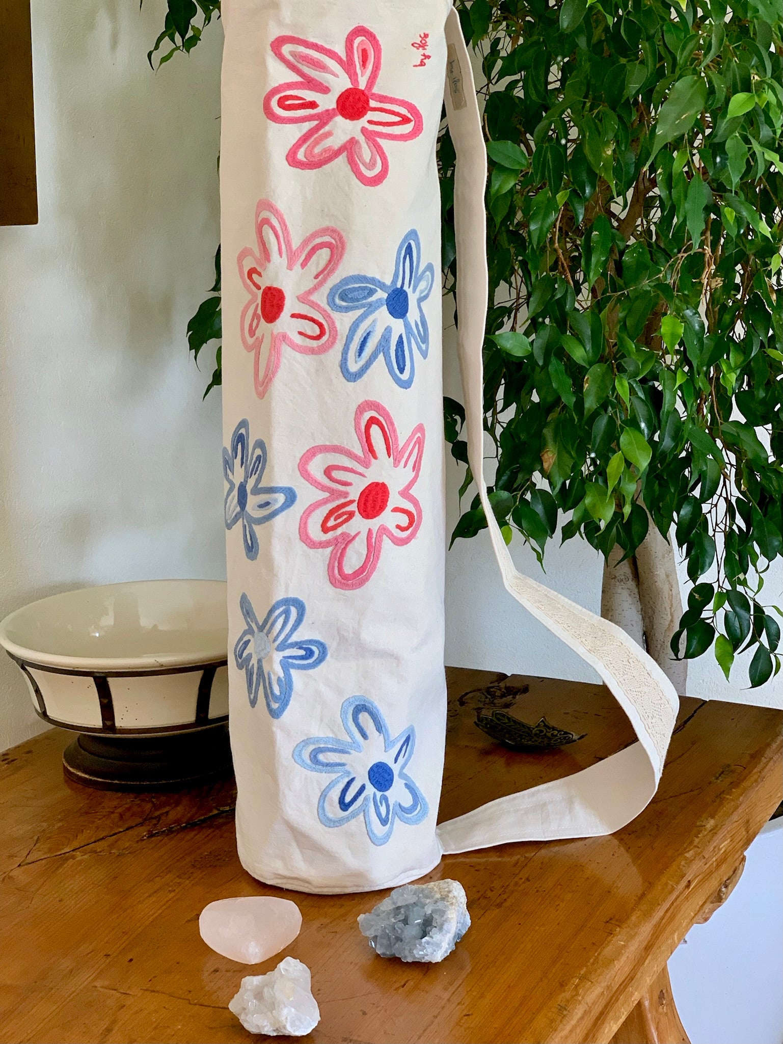 Bolsa para tapete de yoga - Flores azul y rosa bordadas