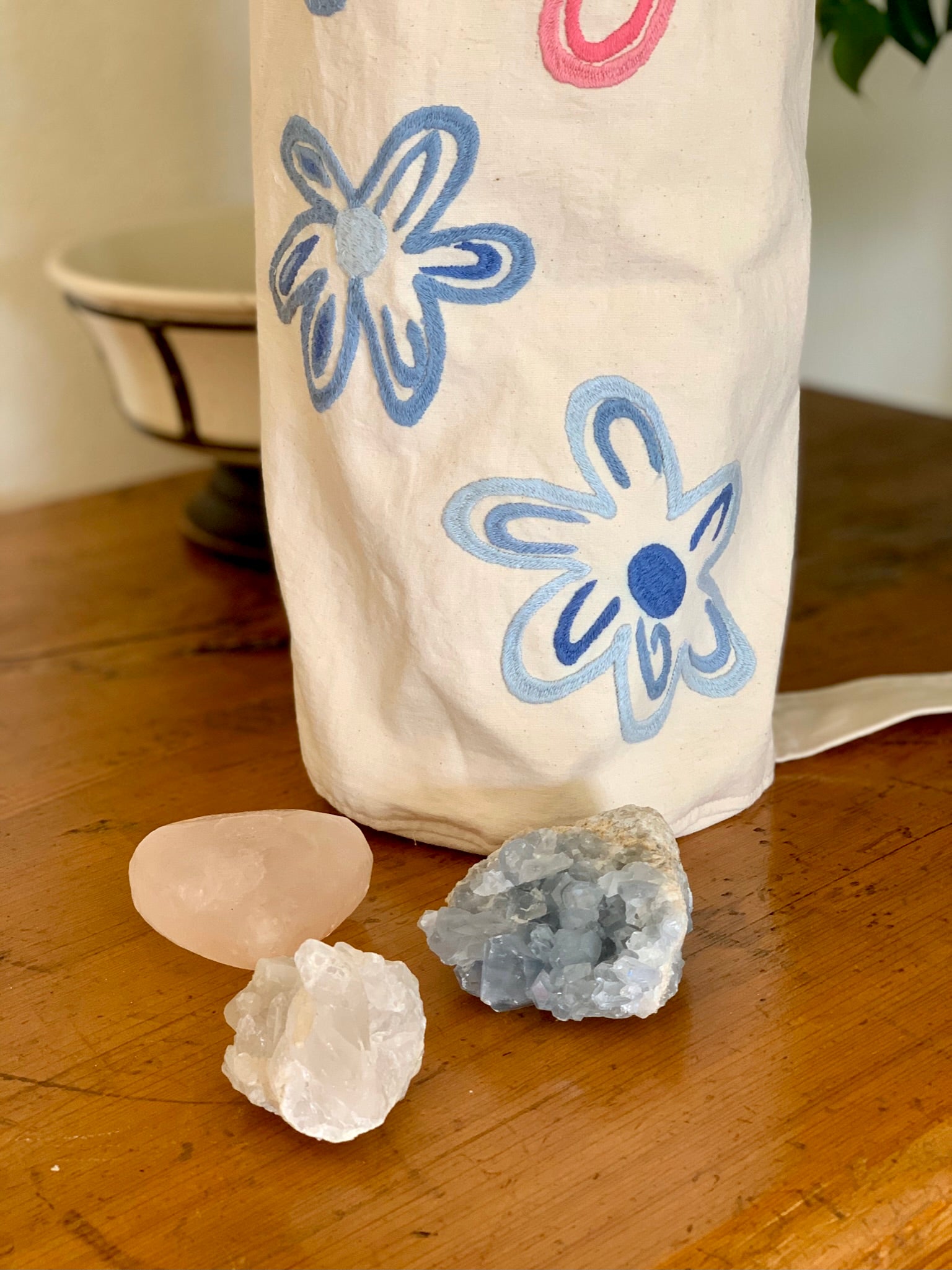 Bolsa para tapete de yoga - Flores azul y rosa bordadas